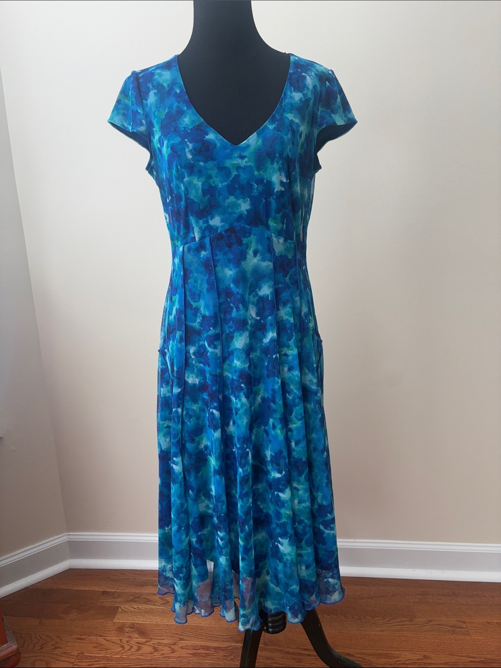 London Times V-Neck Midi Dress Women’s size 6